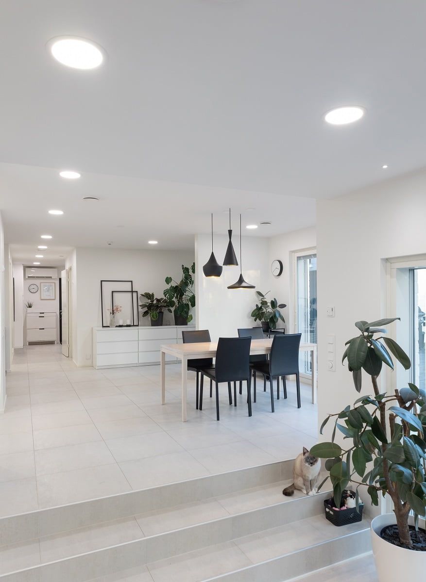 L'aspetto complessivo dell'illuminazione del piano inferiore è fastidiosamente piatto a causa della disposizione lineare degli apparecchi. ©LedStore