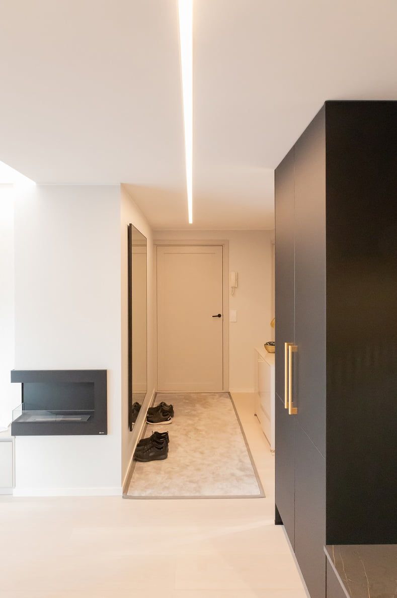 La striscia LED lineare del corridoio è regolabile in temperatura di colore; l'immagine mostra una luce calda. © LedStore