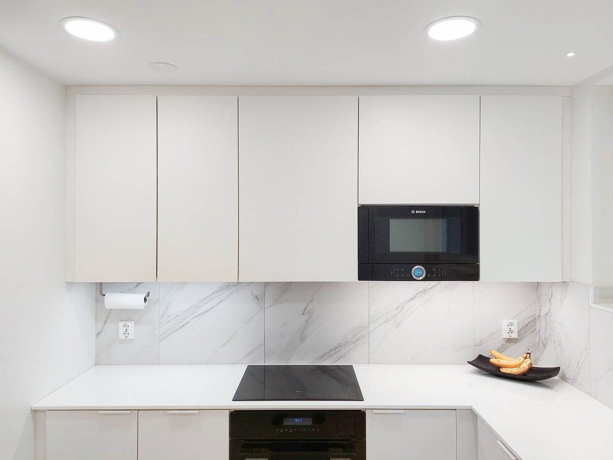 Plafond200 con apertura liscia per l'illuminazione generale. Illuminazione di servizio con la stessa luce neutra da 4000K. ©LedStore