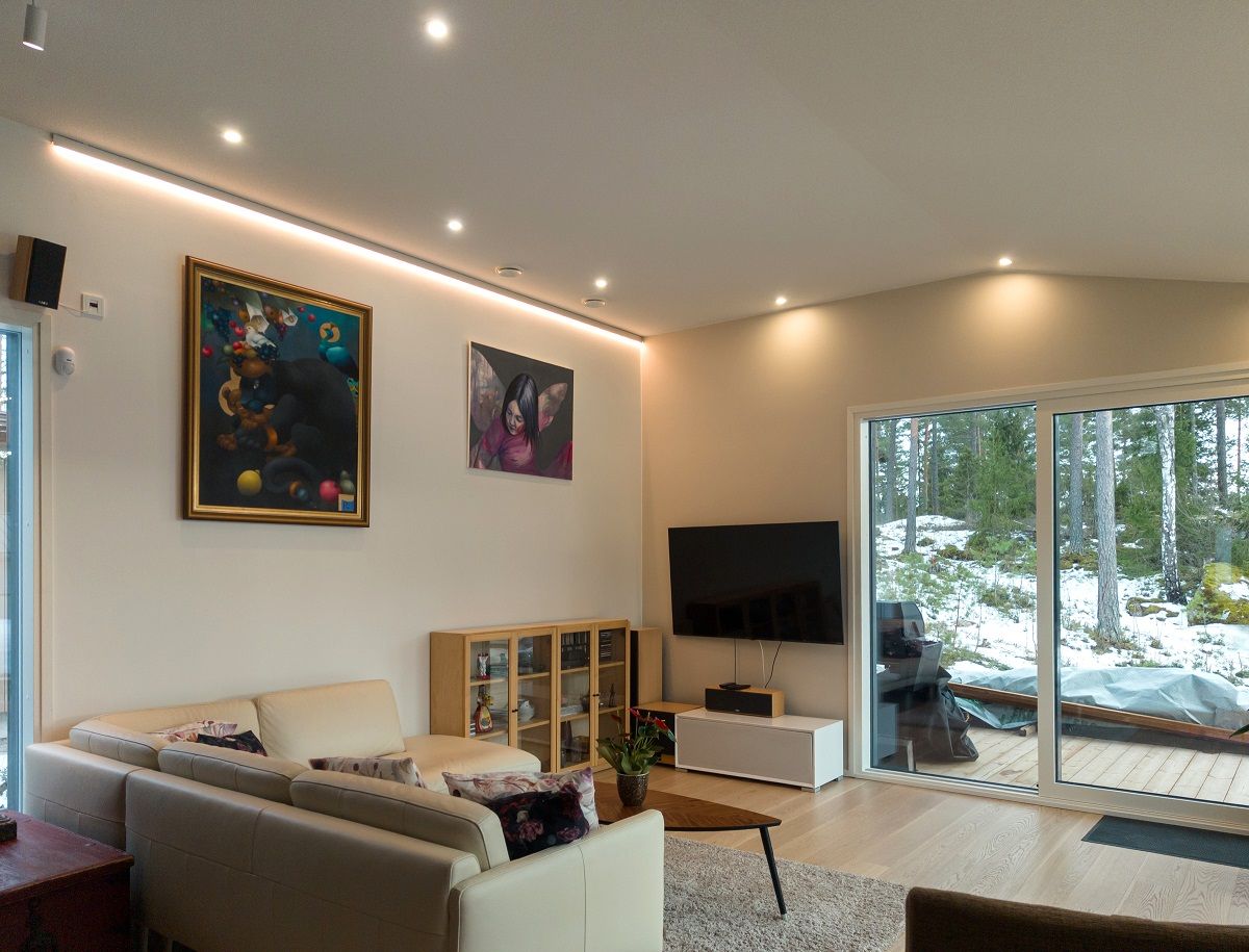 Soggiorno con diversi faretti e una parete con illuminazione a strisce LED.