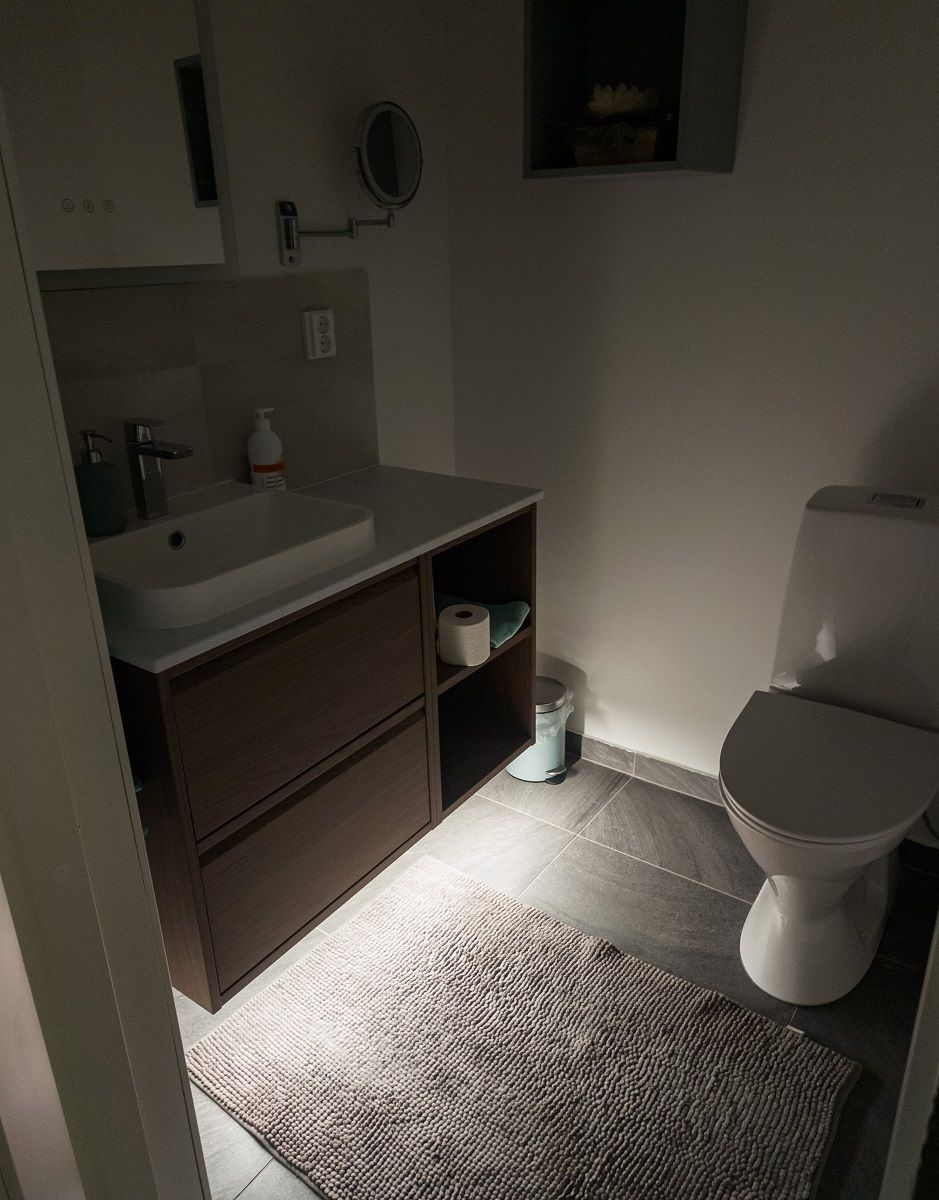 Nastro a led sotto i mobili della toilette