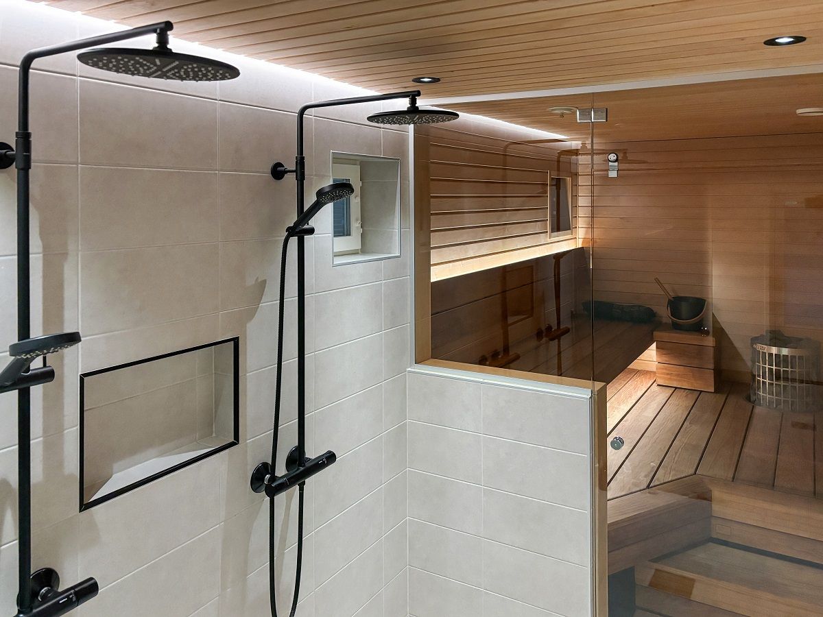 Per quanto riguarda l'illuminazione del bagno e della sauna, è importante che il bagno sia sufficientemente luminoso quando si fa la sauna. Per il bagno turco sono state scelte strisce LED dai toni caldi dietro lo schienale e sotto la seduta. © LedStore.fi
