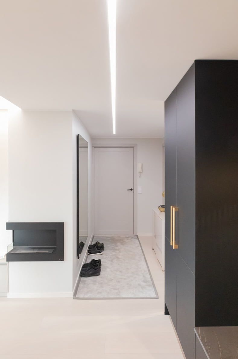 Le strisce LED lineari del corridoio sono regolabili in base alla temperatura di colore, nell'immagine la luce è neutra. © LedStore