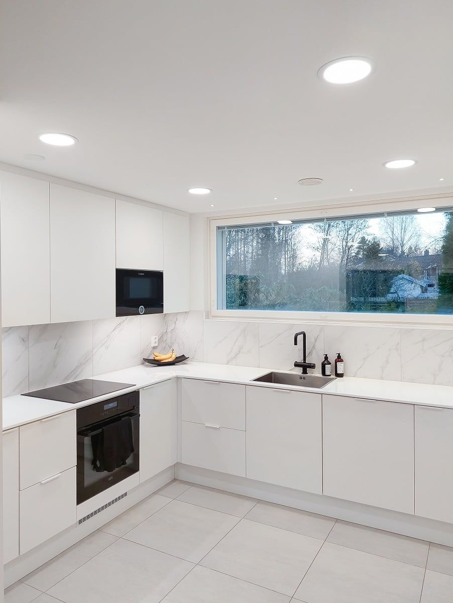 L'illuminazione generale della cucina è disposta in modo simmetrico nello spazio. Davanti alla finestra, i faretti 4x3W sono utilizzati per l'illuminazione d'atmosfera. ©LedStore