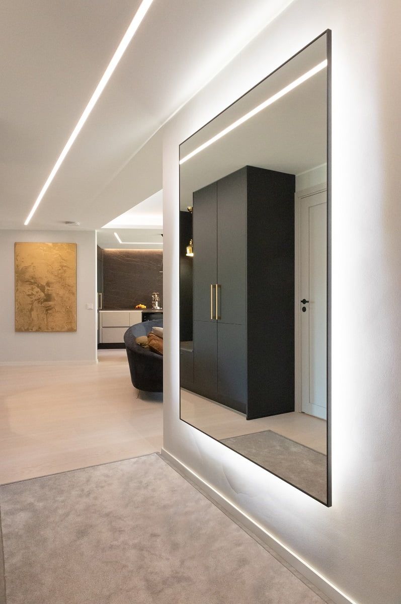 La striscia LED piatta del corridoio ha lo stesso profilo in alluminio della luce di lavoro in cucina. © LedStore