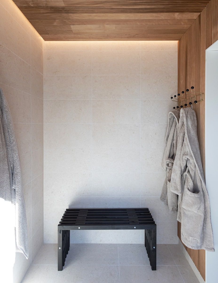 6 LedStorefi, una suggestiva applique accanto alla parete dello spogliatoio