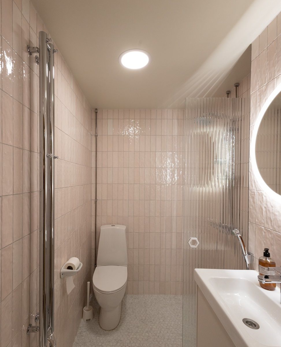 Nelle toilette con un ampio angolo di apertura, le plafoniere a incasso illuminano LedStore.fi