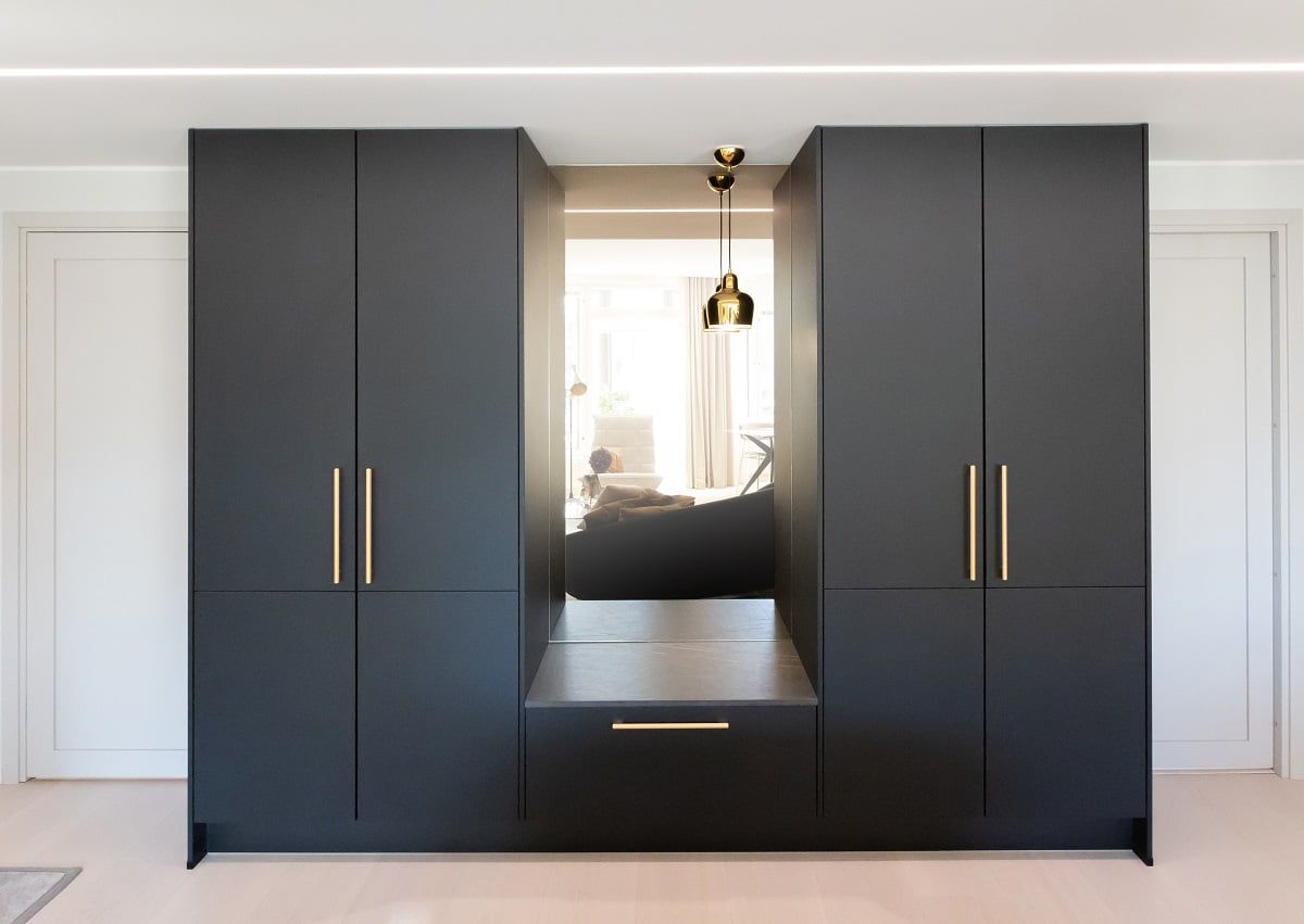 La parte anteriore dell'armadio è ben illuminata dalla striscia LED incassata nel soffitto. © LedStore