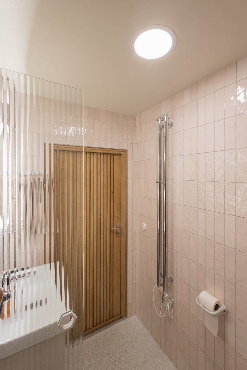 Plafondi 240 è sufficiente per circa 4 metri quadrati di spazio e un ulteriore specchio luminoso LedStore.fi