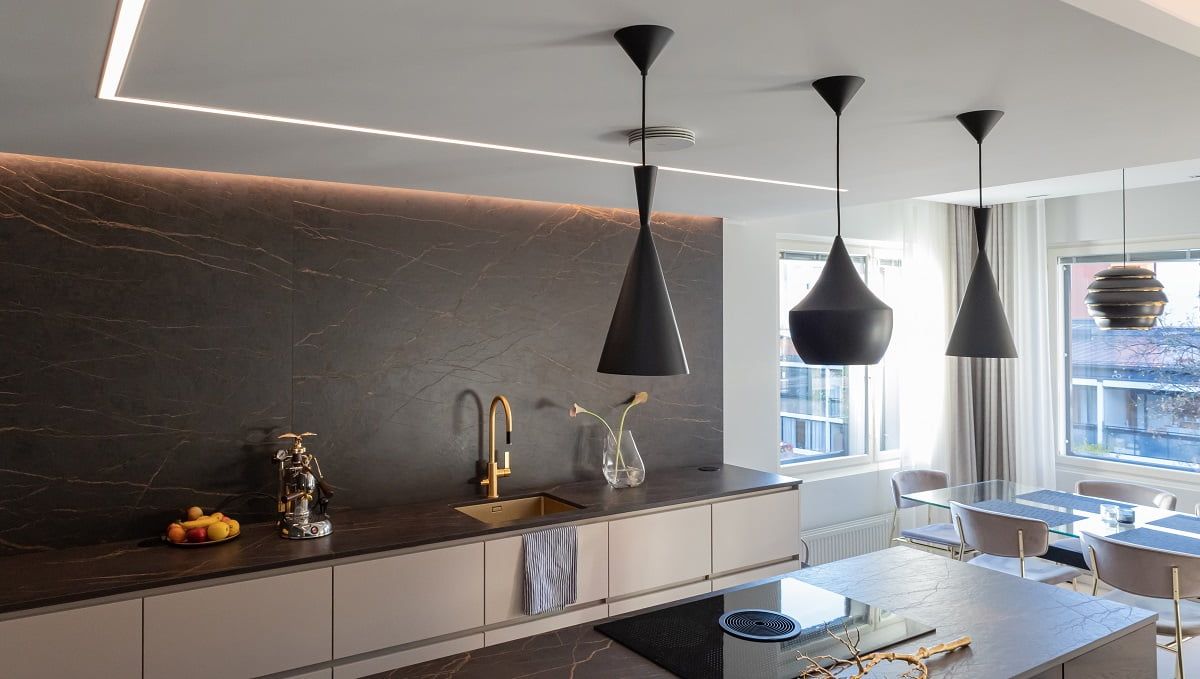 Nel soffitto della cucina, la striscia LED ha un profilo a filo di 44 mm, per cui si integra perfettamente con il soffitto. © LedStore