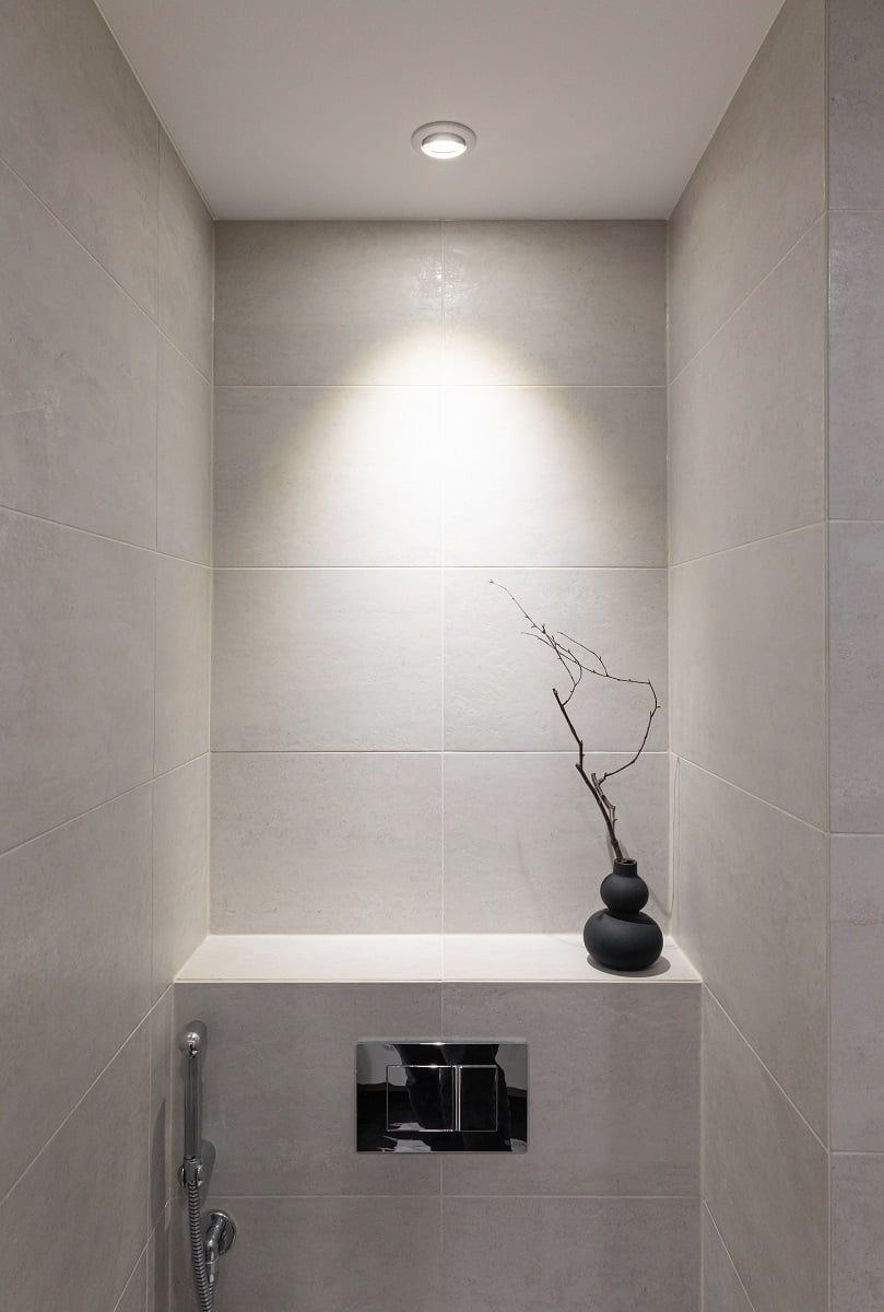 Una lampadina a LED in una cornice che sostituisce un'alogena GU10 come elemento di spicco verso la parete di fondo. ©LedStore