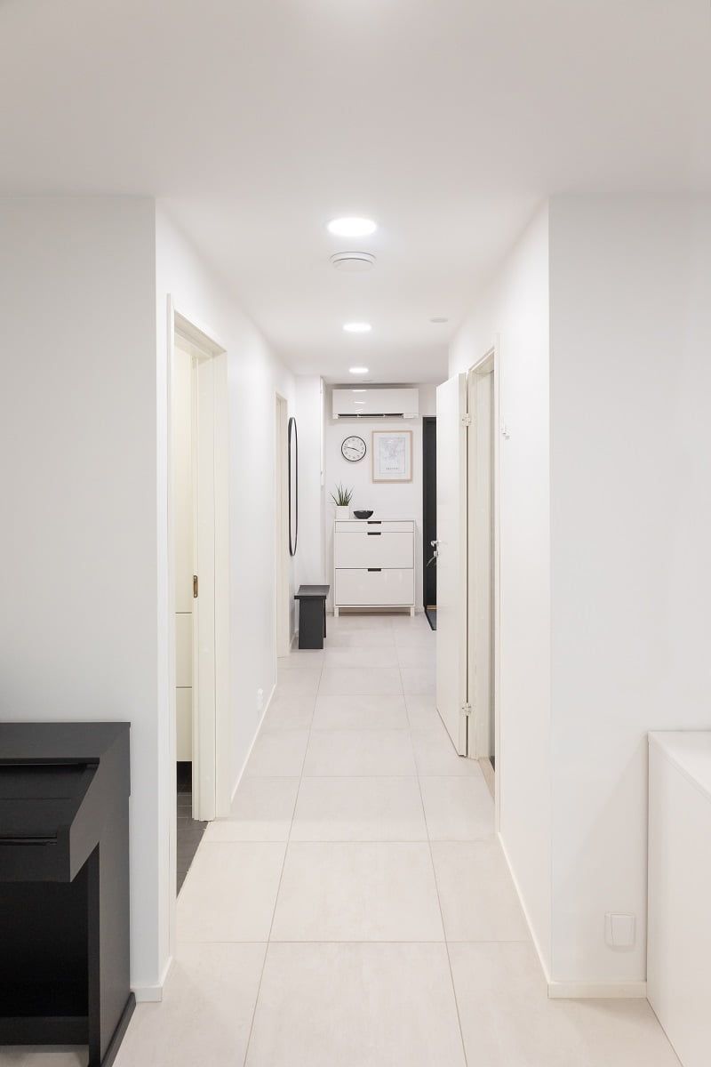 I proiettori Plafond200 forniscono un'illuminazione uniforme e naturale del corridoio. ©LedStore
