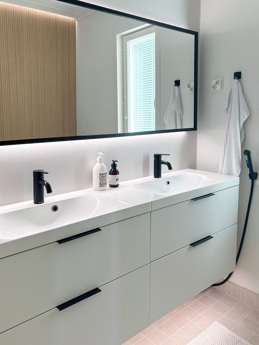 Un grande specchio luminoso illumina una stanza riflettendo la luce attraverso le pareti. La striscia LED sotto il mobile facilita il passaggio e la pulizia e aggiunge un'atmosfera soft. © LedStore.fi