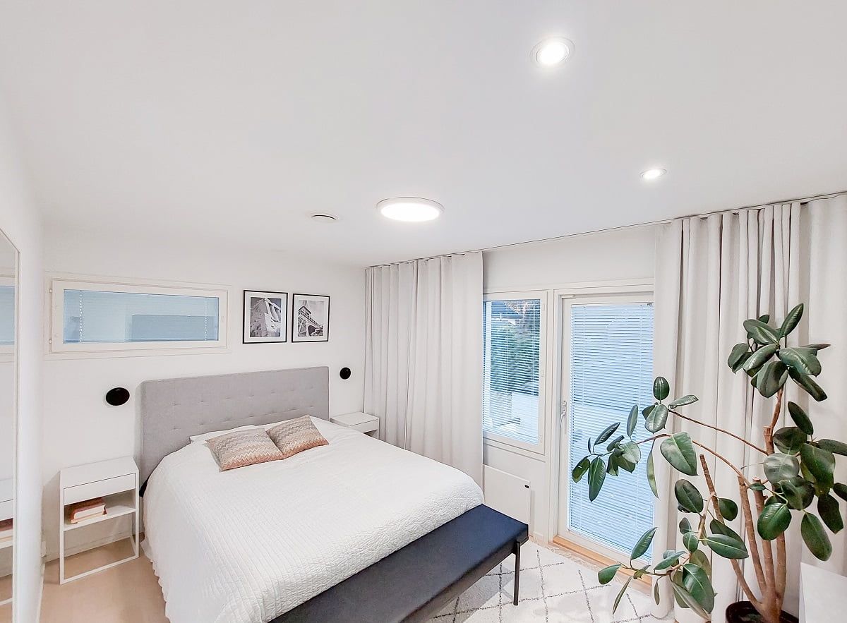 Illuminazione generale in una camera da letto con i faretti Plafond280 a plafone e direzionali. ©LedStore