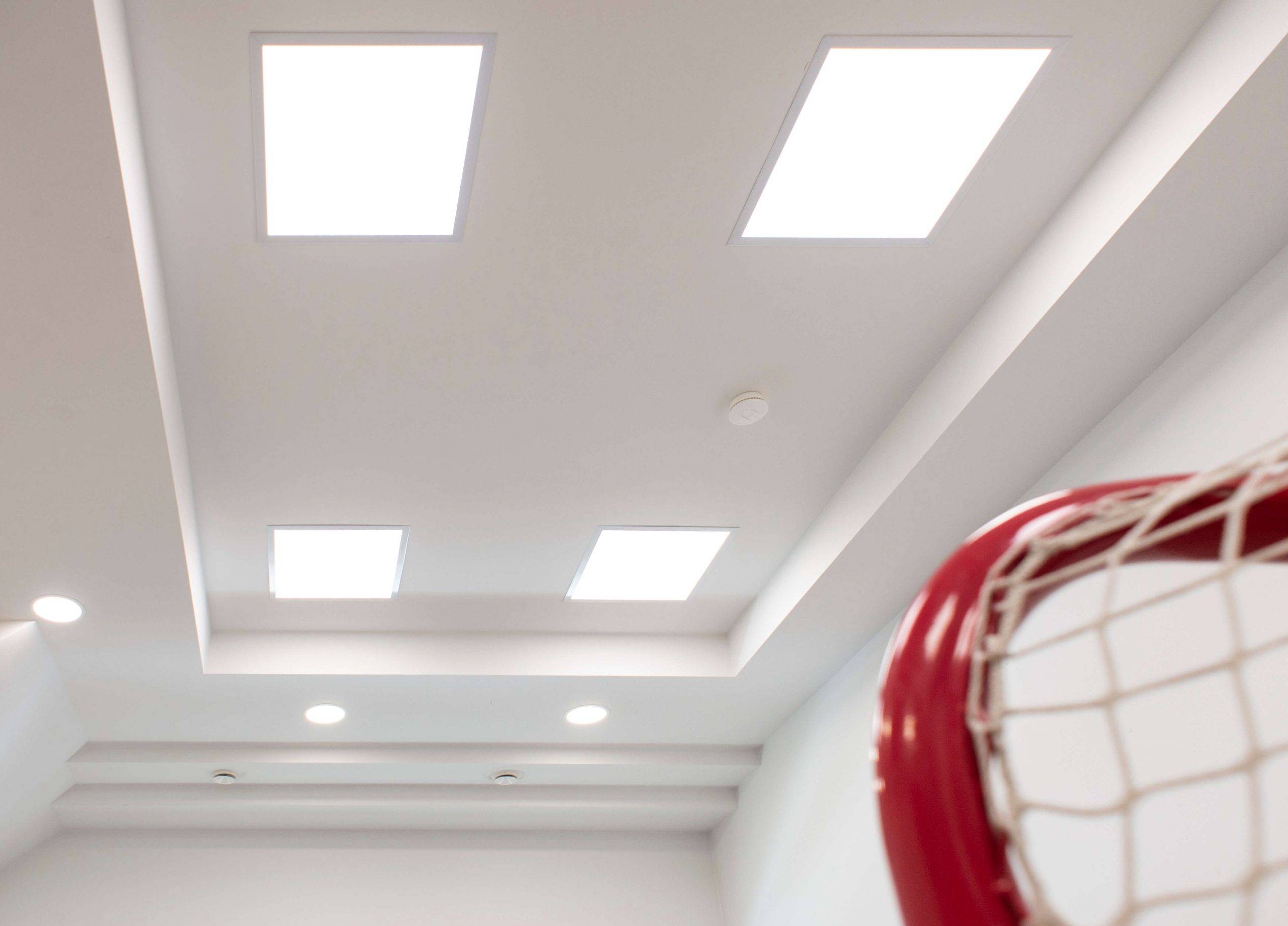 Sfondo verde con un contorno quadrato bianco al centro contenente le parole "LED STORE" in testo bianco e "LED" sopra il testo "STORE".