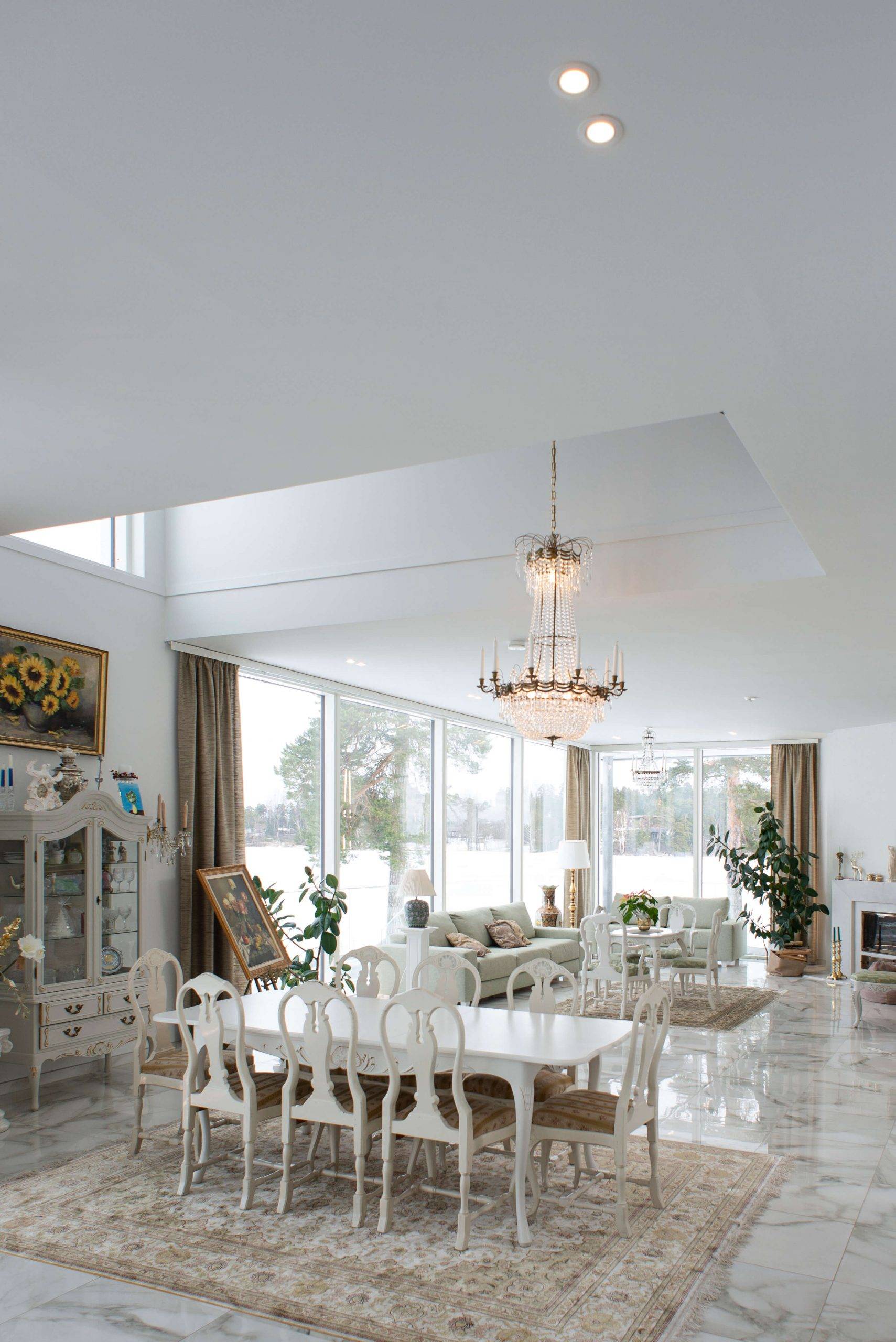 Sfondo verde con quadrato bianco e testo in grassetto "LED STORE", che evidenzia le soluzioni di illuminazione ad alta efficienza energetica.