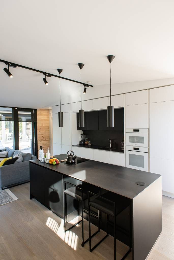 Sfondo verde con un quadrato bianco al centro con il testo bianco "LED STORE" in grassetto, che promuove l'illuminazione a LED.