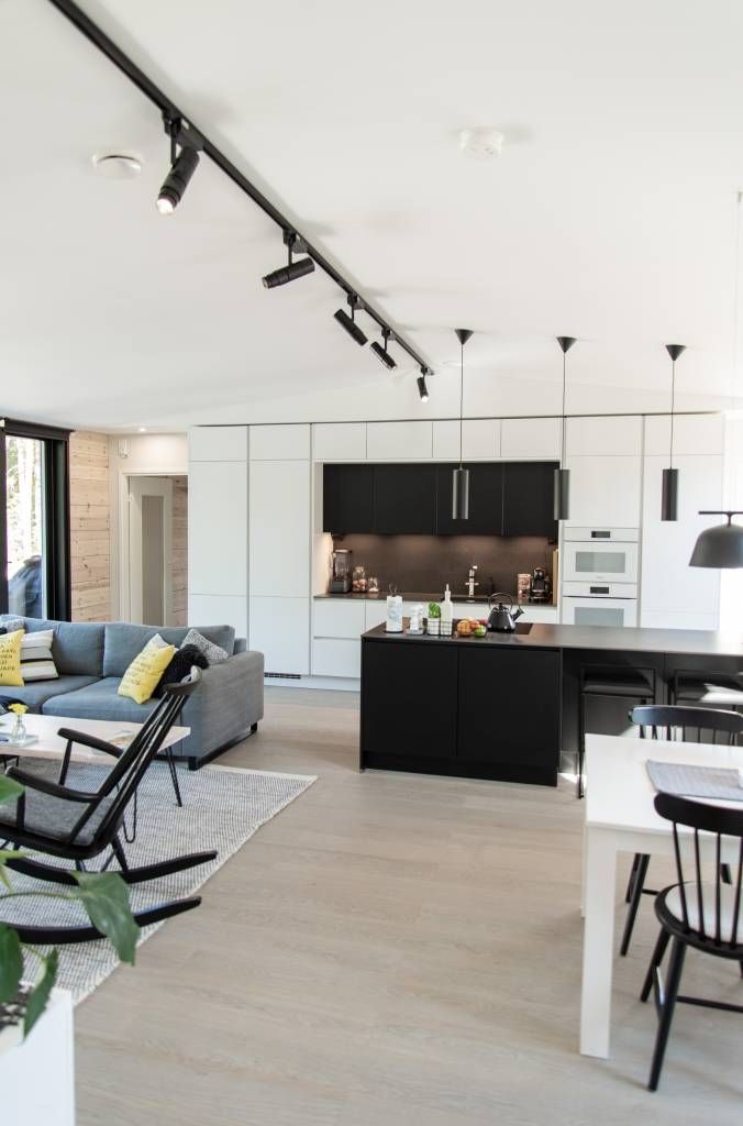 Uno sfondo verde e un quadrato bianco con il testo "LED STORE" in grassetto evidenziano le soluzioni di illuminazione ad alta efficienza energetica.