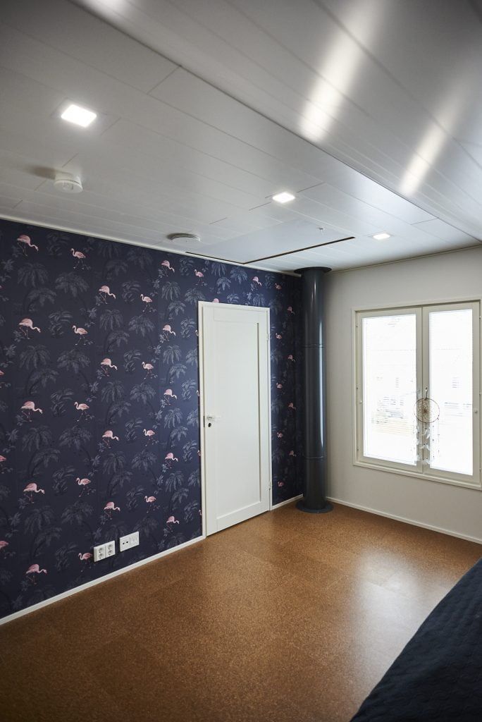 Sfondo verde con un quadrato bianco con "LED STORE" in carattere bianco corsivo al centro. Logo del negozio di illuminazione a LED.