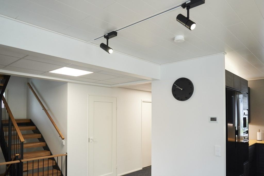 Sfondo verde con un quadrato bianco con al centro la scritta "LED STORE" in lettere maiuscole bianche.