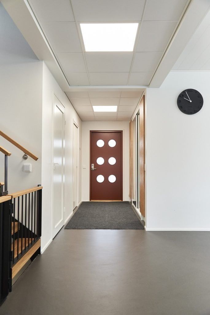 Logo di un negozio di illuminazione a LED su sfondo verde con il testo 'LED STORE' in grassetto bianco maiuscolo al centro di un quadrato bianco.