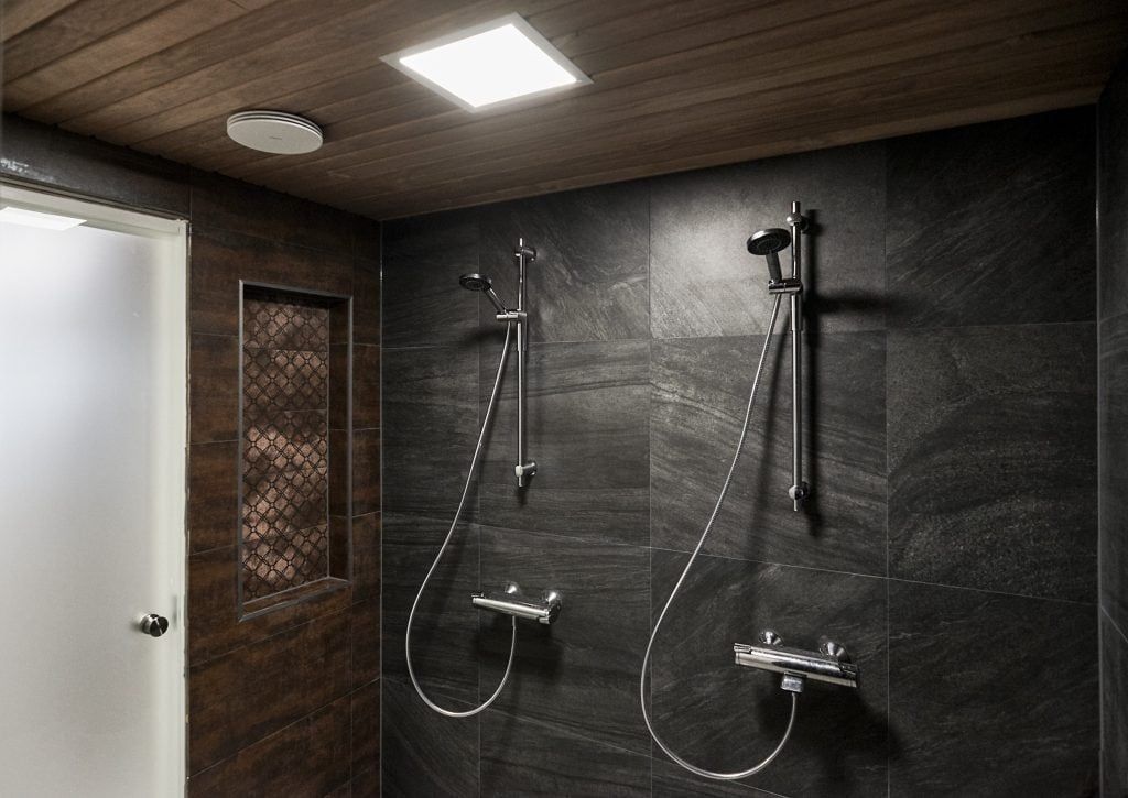 Sfondo verde con un quadrato bianco al centro con il testo "LED STORE" per il movimento di illuminazione ecologica.