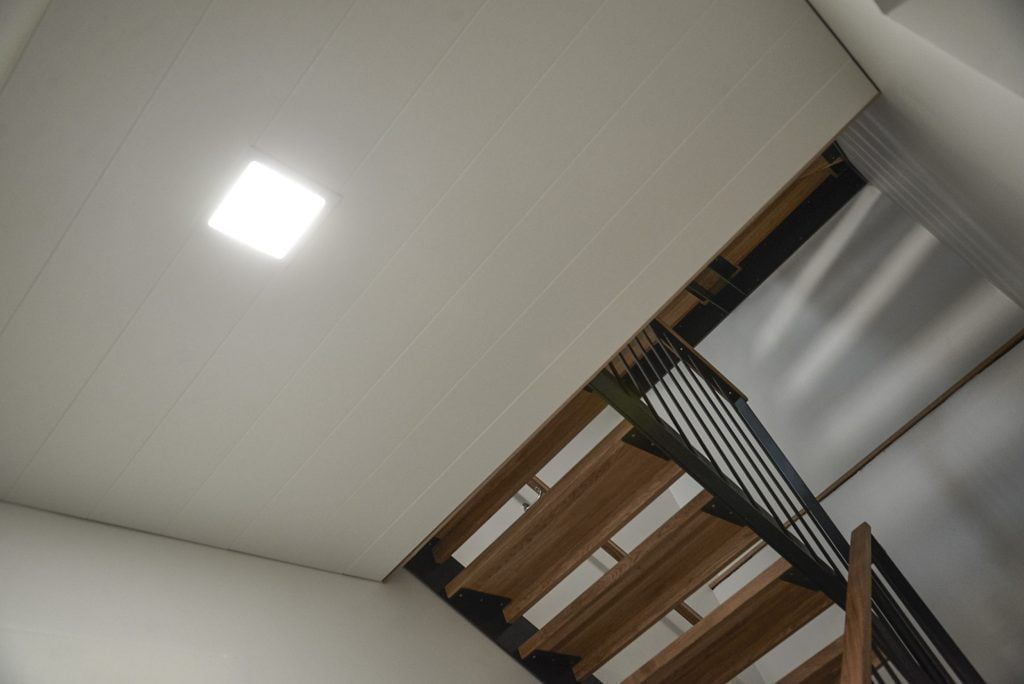 Logo LED STORE su un quadrato bianco su sfondo verde che evidenzia le soluzioni di illuminazione ad alta efficienza energetica e rispettose dell'ambiente.