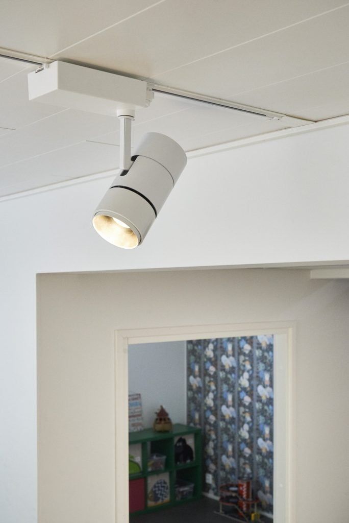 Il testo bianco "LED STORE" sul quadrato centrale su uno sfondo verde, che evidenzia le soluzioni di illuminazione ad alta efficienza energetica.