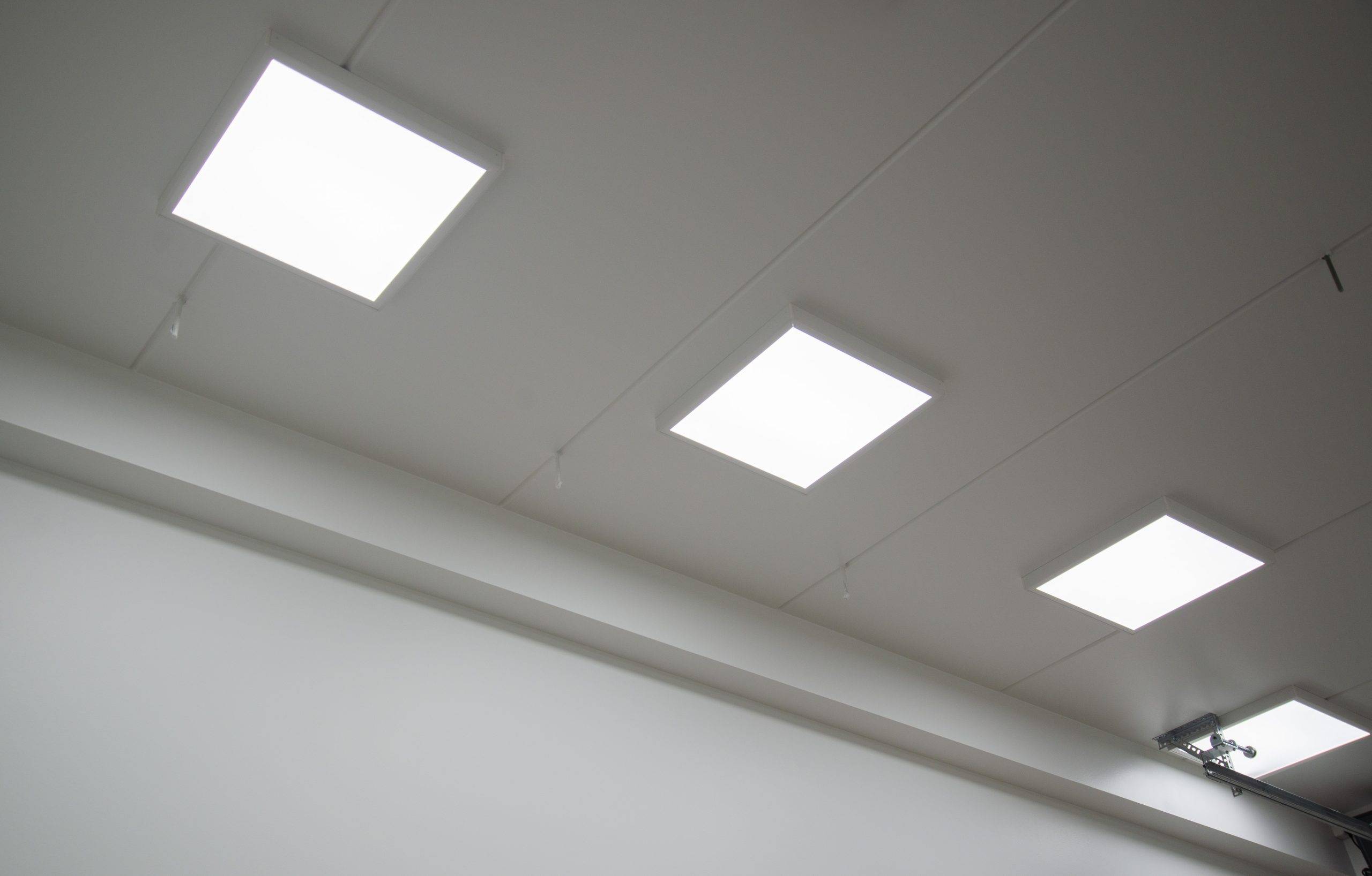 Sfondo verde e "LED STORE" in grassetto a lettere bianche al centro del quadrato, per sottolineare l'attenzione ai prodotti di illuminazione a LED.
