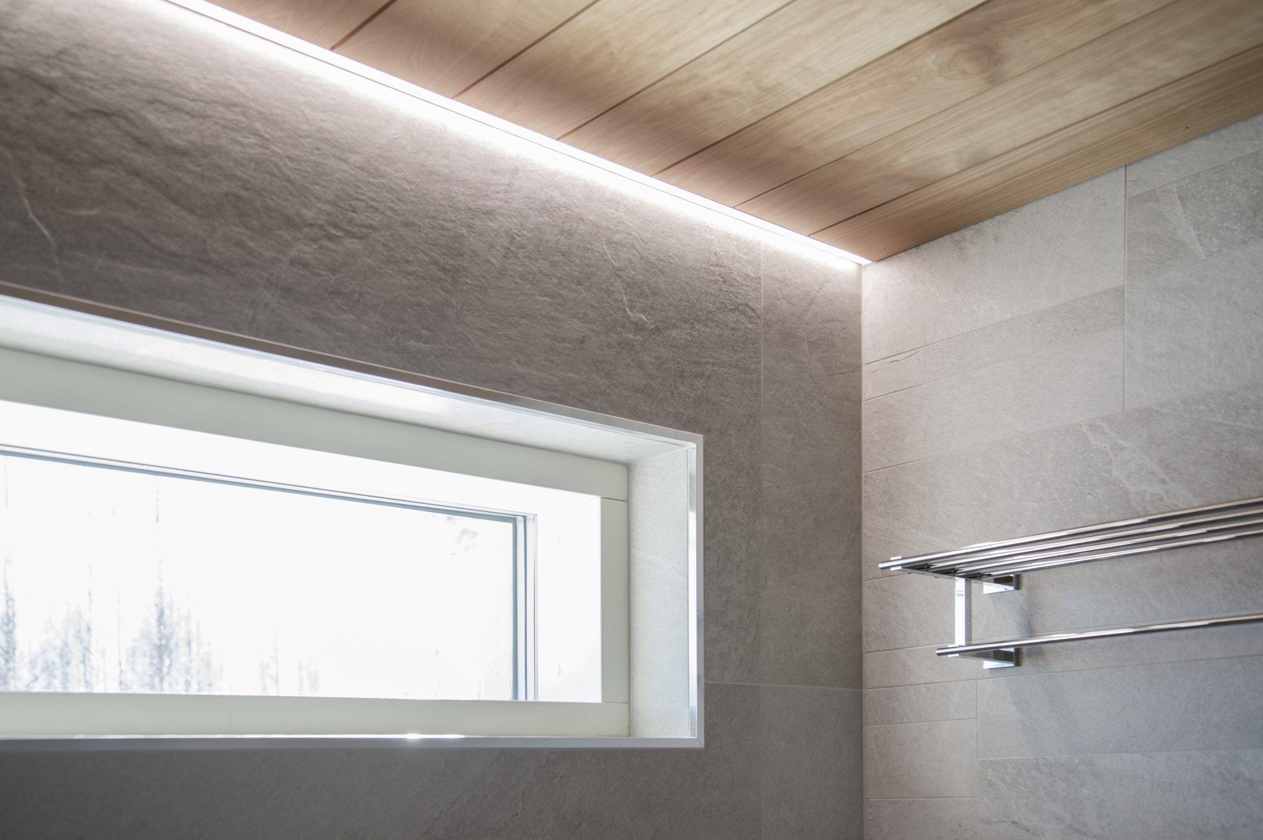 Alttext: "Testo LED STORE in un riquadro bianco su sfondo verde, che evidenzia il marchio del negozio di illuminazione a LED.