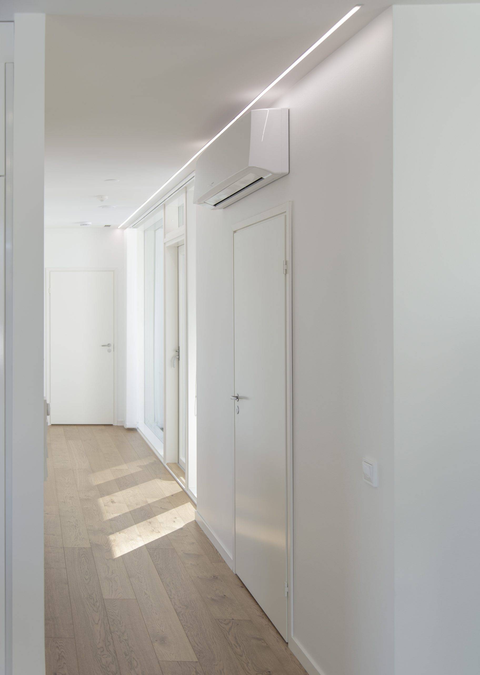 Sfondo verde al centro di un quadrato bianco con il testo "LED STORE"; "LED" sopra il testo "STORE". Ideale per il SEO di un negozio di illuminazione a LED.