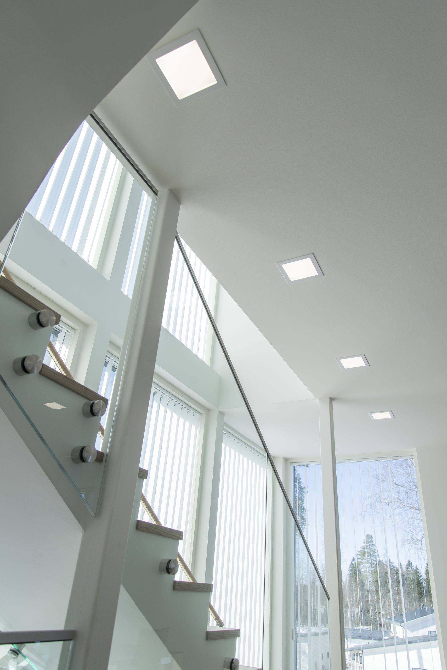 Sfondo verde e "LED STORE" con testo bianco all'interno di un quadrato bianco al centro del marchio del negozio di illuminazione a LED.