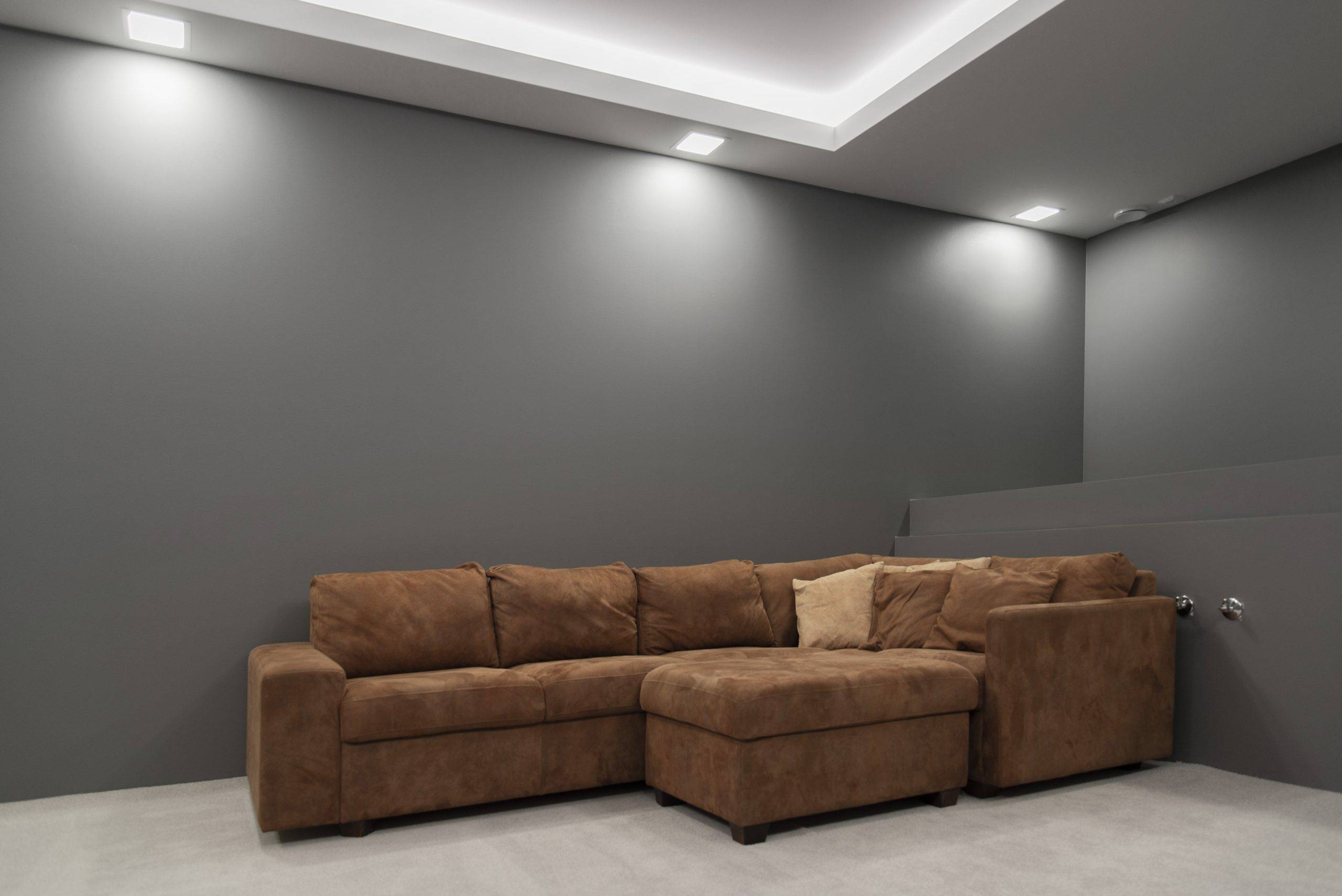 Logo del negozio di illuminazione a LED: sfondo verde su un quadrato bianco con testo bianco "LED STORE".