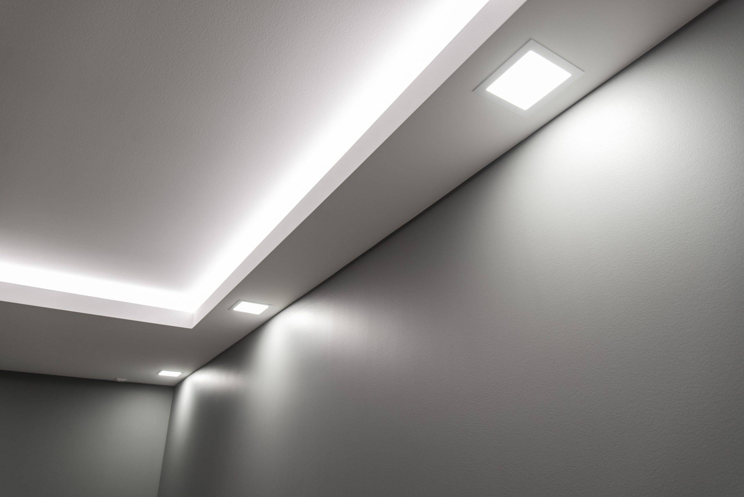 Logo LED STORE: un quadrato bianco su sfondo verde con la scritta "LED" sopra "STORE" in bianco, che presenta soluzioni di illuminazione ad alta efficienza energetica.