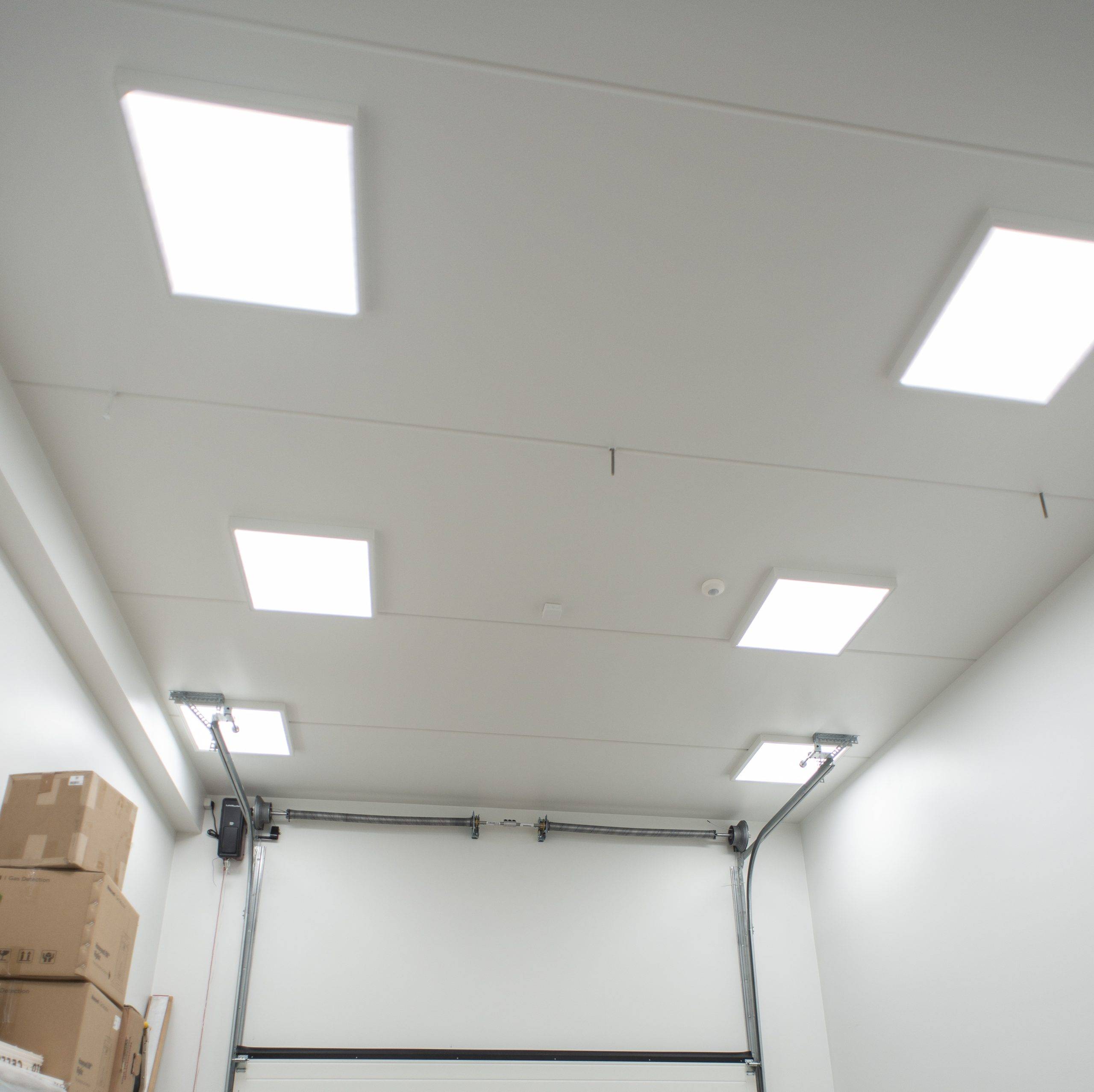 Logo del negozio di illuminazione a LED: un quadrato bianco con il testo "LED STORE" su sfondo verde, che evidenzia le soluzioni ecologiche e ad alta efficienza energetica.