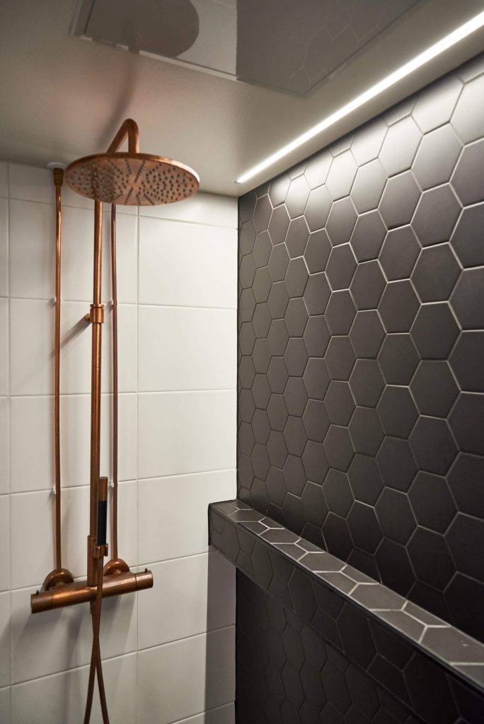 Insegne LED Store su sfondo verde con un quadrato bianco al centro, che evidenziano le soluzioni di illuminazione LED ad alta efficienza energetica.