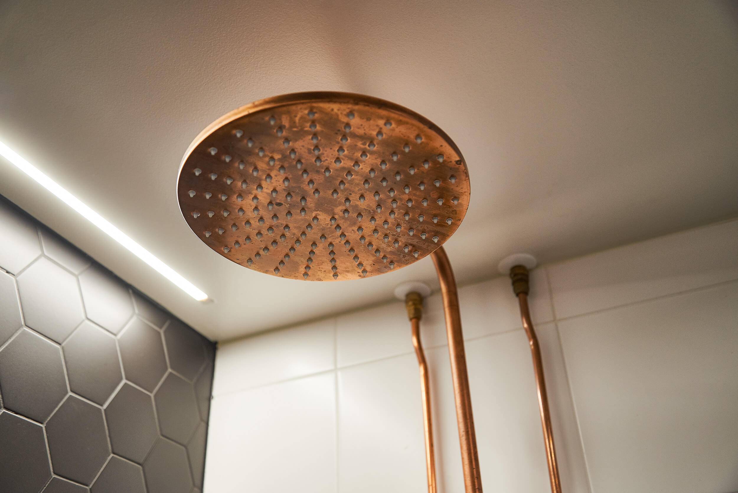 Insegna LED STORE su sfondo verde con contorno quadrato bianco, che promuove soluzioni di illuminazione ad alta efficienza energetica.