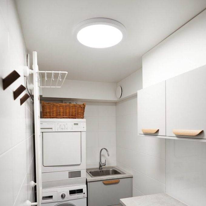 La progettazione dell'illuminazione negli spazi senza finestre è importante. In questo spazio, il soffitto di superficie 380.