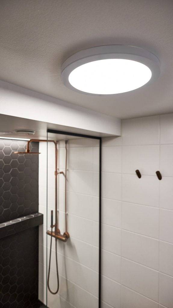 Uno sfondo verde con un quadrato bianco al centro e il testo "LED STORE" in grassetto a lettere maiuscole bianche evidenzia le soluzioni di illuminazione ad alta efficienza energetica.