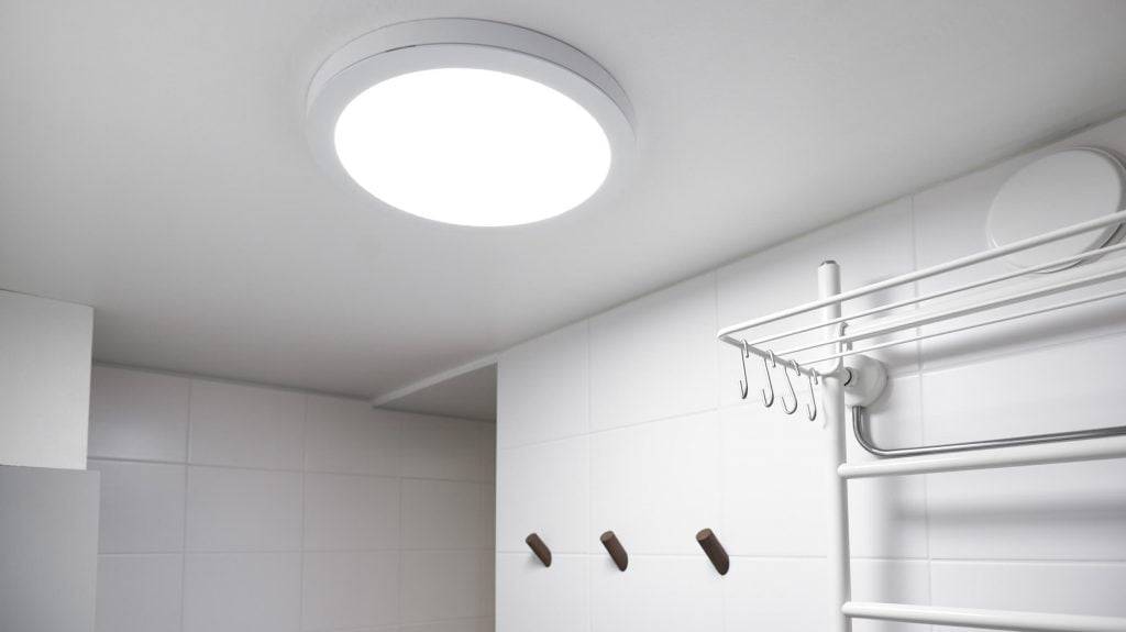 Sfondo verde con quadrato bianco; "LED STORE" in grassetto a lettere maiuscole bianche al centro, ideale per migliorare il SEO del vostro negozio di illuminazione a LED.
