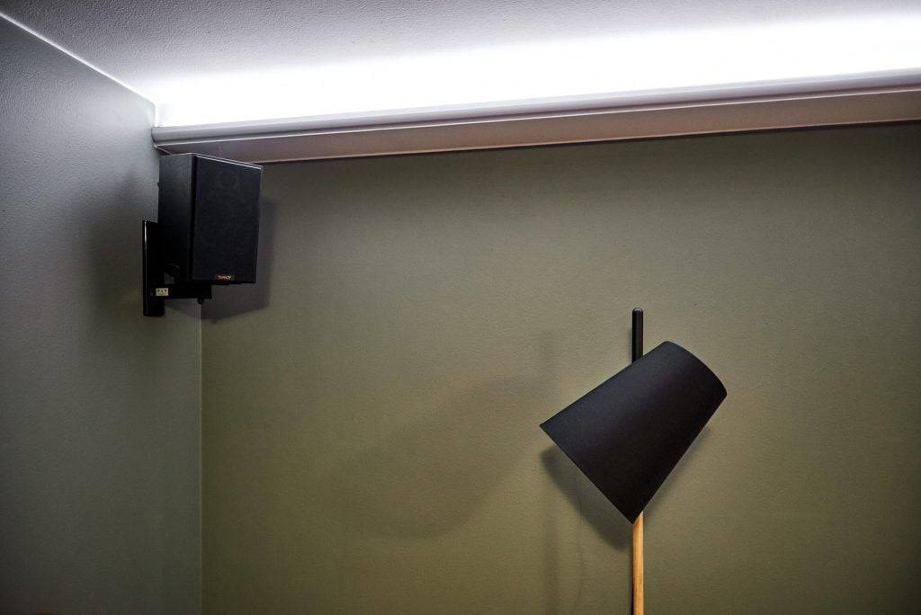 Logo LED STORE su sfondo verde con testo bianco, perfetto per le soluzioni di illuminazione ad alta efficienza energetica. Illumina il tuo spazio con noi!