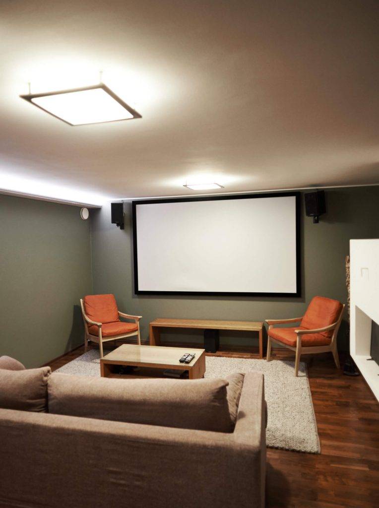 Sfondo verde con contorno quadrato bianco e "LED STORE" in grassetto al centro per evidenziare il negozio di illuminazione a LED.