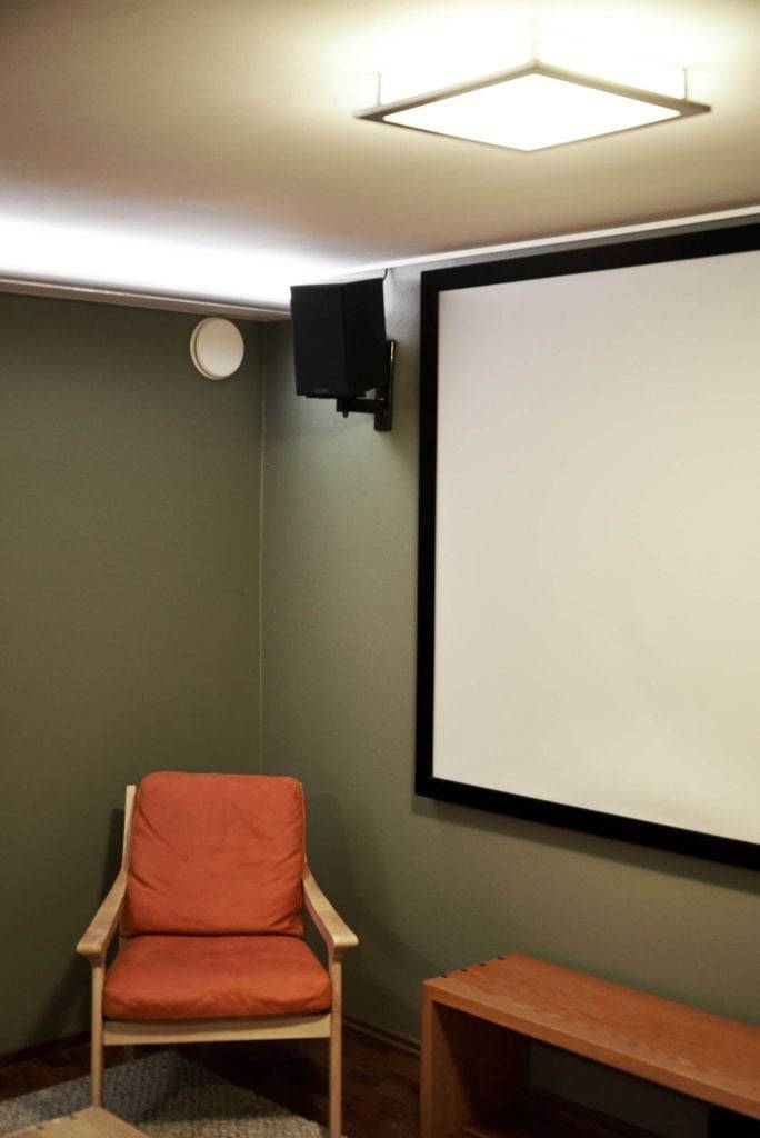 Sfondo verde e quadrato bianco al centro con la scritta in grassetto "LED STORE" per soluzioni di illuminazione ad alta efficienza energetica.