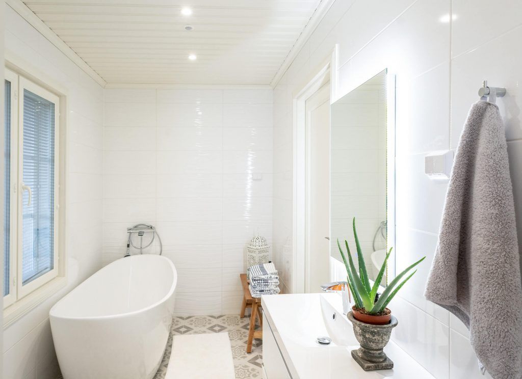 Logo LED STORE su sfondo verde con un quadrato bianco e un testo che promuove soluzioni e prodotti di illuminazione a LED.