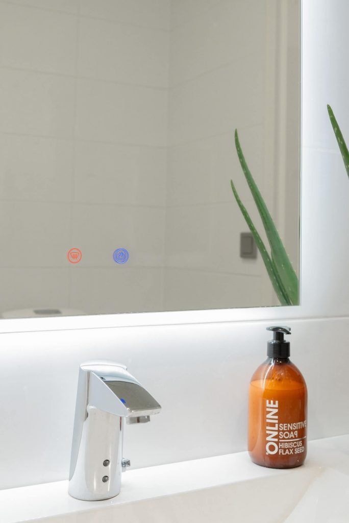 Logo LED STORE: testo bianco "LED STORE" a grandi lettere all'interno di un quadrato bianco su sfondo verde, che rappresenta i prodotti di illuminazione a LED.