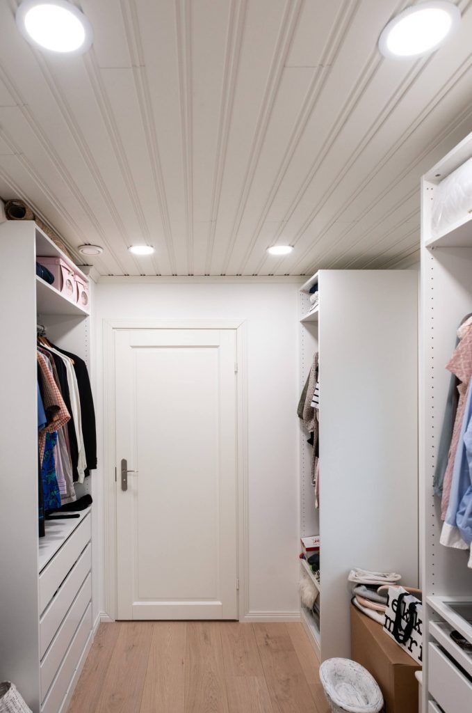 Logo minimalista con "LED STORE" su un quadrato bianco su sfondo verde, che promuove soluzioni di illuminazione eco-compatibili.