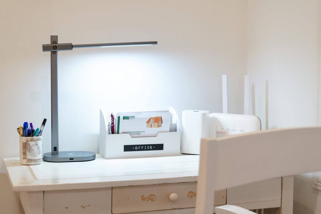 Sfondo verde con un contorno quadrato bianco al centro e il testo "LED STORE" in bianco. Ideale per promuovere soluzioni di illuminazione ad alta efficienza energetica.