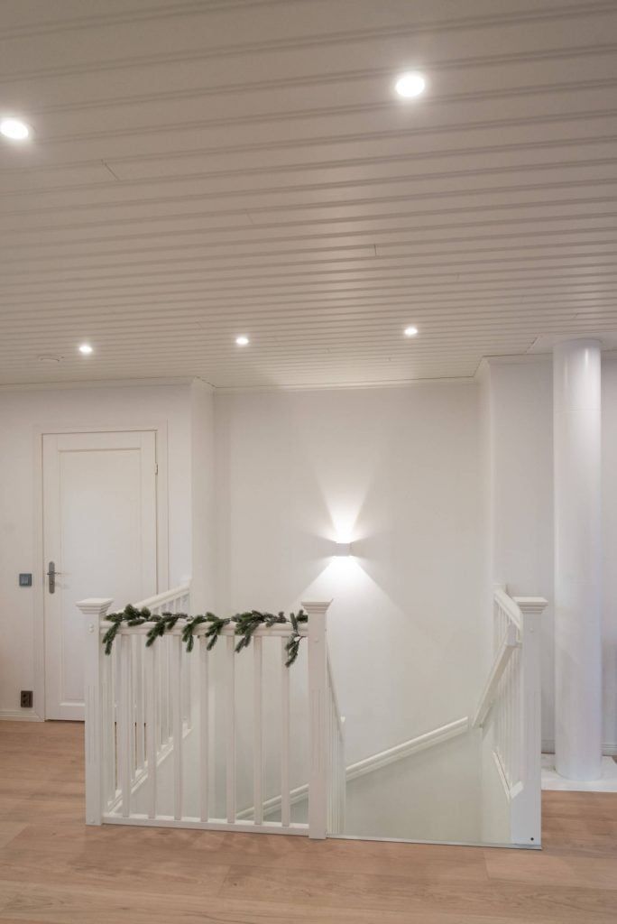 Parole chiave per il SEO nell'immagine Alttext del negozio di illuminazione a LED: sfondo verde, testo bianco con la scritta "LED STORE" sul quadrato centrale, annuncio di soluzioni di illuminazione.