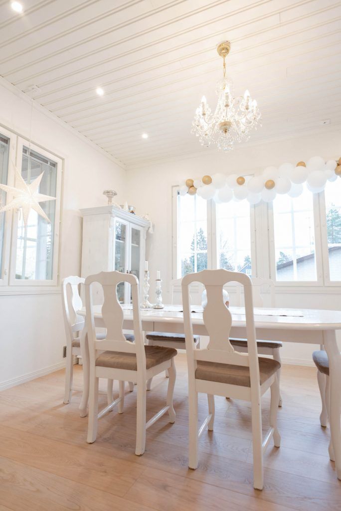 Immagine con sfondo verde e al centro un quadrato bianco con il testo "LED STORE" in caratteri maiuscoli bianchi.