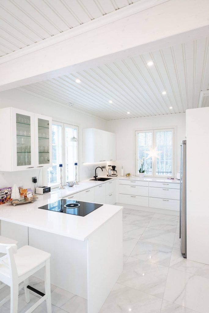 L'immagine mostra uno sfondo verde e un quadrato bianco con la scritta "LED" sopra la scritta "STORE", che pubblicizza un negozio di illuminazione a LED.